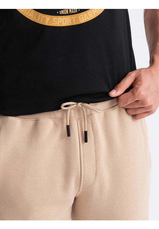 Ombre Clothing - Męskie bawełniane spodnie joggery dresowe BASIC – beżowe V6 OM-PABS-0174 - XXL. Okazja: na co dzień. Kolor: beżowy. Materiał: dresówka, bawełna. Wzór: aplikacja. Styl: sportowy, elegancki, casual