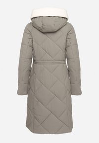 Born2be - Ciemnozielona Pikowana Kurtka z Kapturem i Ozdobnym Kołnierzem Ściągana w Pasie Ellarisa. Typ kołnierza: kaptur. Kolor: zielony. Materiał: wełna, jeans. Styl: elegancki #2