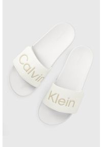 Calvin Klein klapki ADJ POOL SLIDE PU męskie kolor biały HM0HM00957. Kolor: biały. Materiał: materiał #1