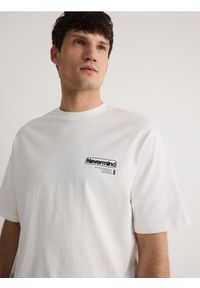 Reserved - T-shirt boxy z nadrukiem - złamana biel. Materiał: bawełna, dzianina. Wzór: nadruk