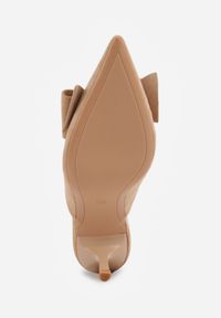 Born2be - Ciemnobeżowe Klapki na Szpilce Typu Mule Ozdobione Kokardką Lorailea. Nosek buta: otwarty. Kolor: beżowy. Materiał: zamsz, skóra. Wzór: aplikacja. Sezon: lato. Obcas: na szpilce. Wysokość obcasa: średni #4