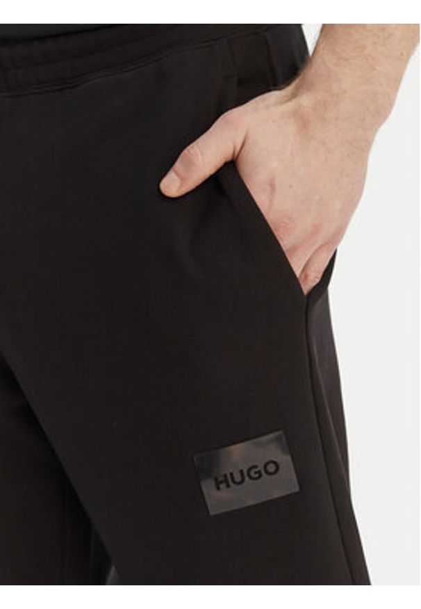 Hugo - HUGO Spodnie dresowe Daylony 50557453 Czarny Regular Fit. Kolor: czarny. Materiał: bawełna