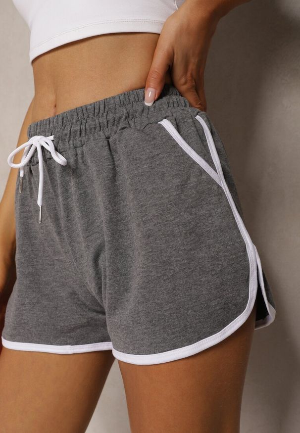Renee - Ciemnoszare Szorty Dresowe z Dodatkiem Bawełny High Waist Wykończone Lamówką Mivorina. Stan: podwyższony. Kolor: szary. Materiał: bawełna, dresówka. Długość: krótkie. Styl: sportowy, elegancki