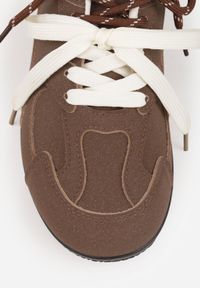 Born2be - Brązowe Sneakersy Ozdobione Przeszyciami i Podwójnym Sznurowaniem Coraera. Nosek buta: okrągły. Zapięcie: sznurówki. Kolor: brązowy. Materiał: skóra, syntetyk, nubuk. Wzór: aplikacja. Obcas: na obcasie. Wysokość obcasa: niski #9