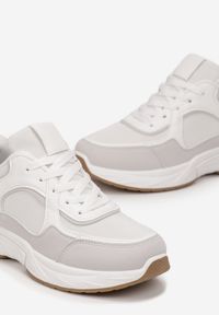 Renee - Białe Sznurowane Sneakersy Ozdobione Metaliczną Wstawką Kizria. Nosek buta: okrągły. Zapięcie: sznurówki. Kolor: biały. Materiał: materiał. Wzór: aplikacja. Obcas: na obcasie. Wysokość obcasa: niski #4