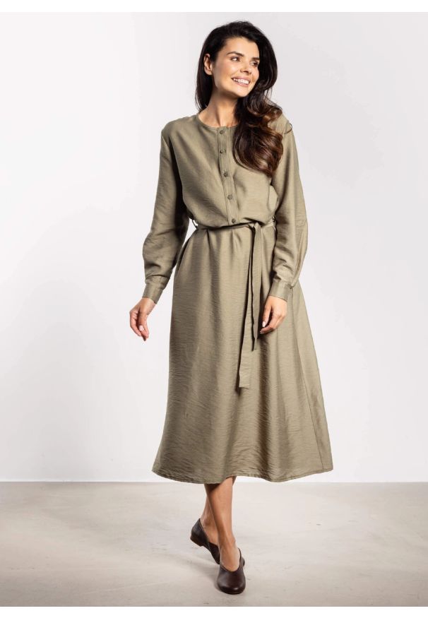 Infinite You - Sukienka rozkloszowana z długim rękawem i paskiem zielona. Okazja: na co dzień, do pracy. Kolor: zielony, brązowy. Długość rękawa: długi rękaw. Typ sukienki: koszulowe. Styl: casual, elegancki