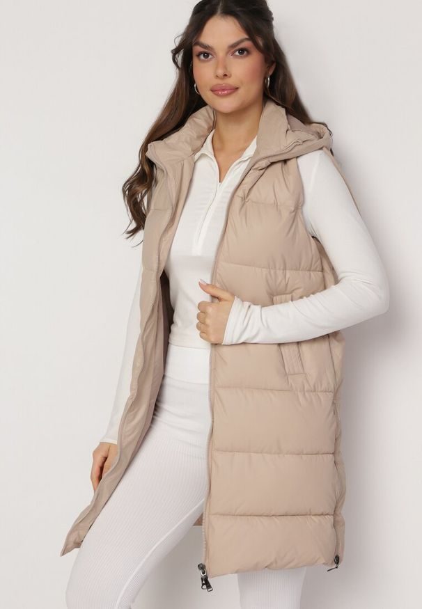 Born2be - Beżowa Pikowana Kamizelka z Kapturem i Obustronnym Suwakiem Trilasa. Typ kołnierza: kaptur. Kolor: beżowy. Styl: elegancki