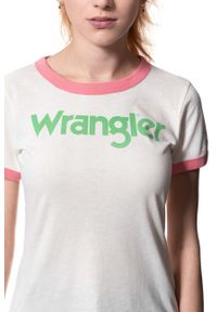 Wrangler - WRANGLER T SHIRT DAMSKI RETRO KABEL TEE ETHEREAL YELLOW W716SEVUF. Długość rękawa: krótki rękaw. Długość: krótkie. Wzór: nadruk. Styl: retro