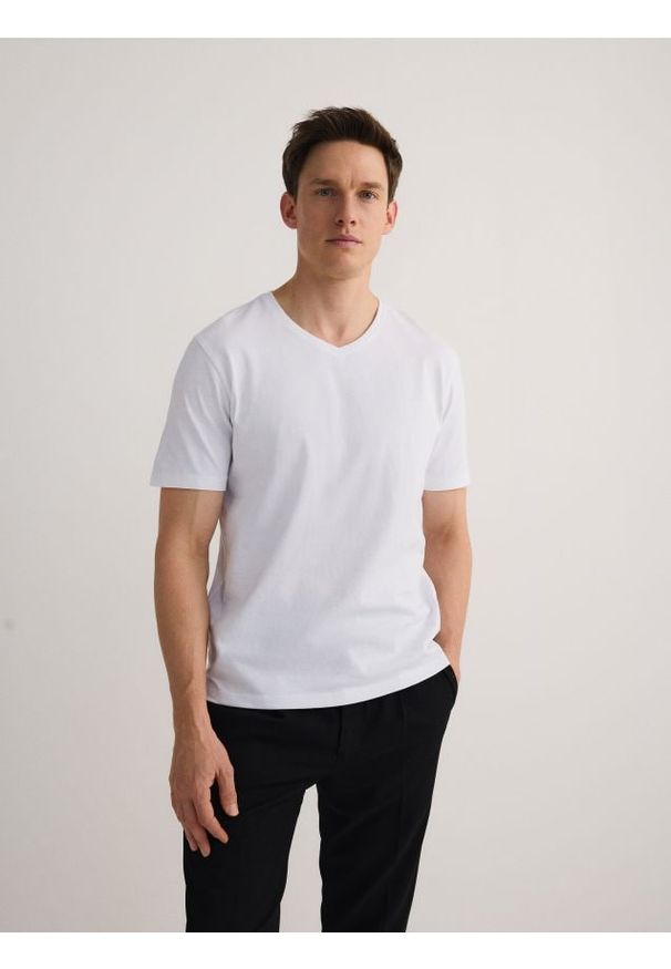 Reserved - T-shirt slim z dekoltem V - biały. Kolor: biały. Materiał: dzianina, bawełna
