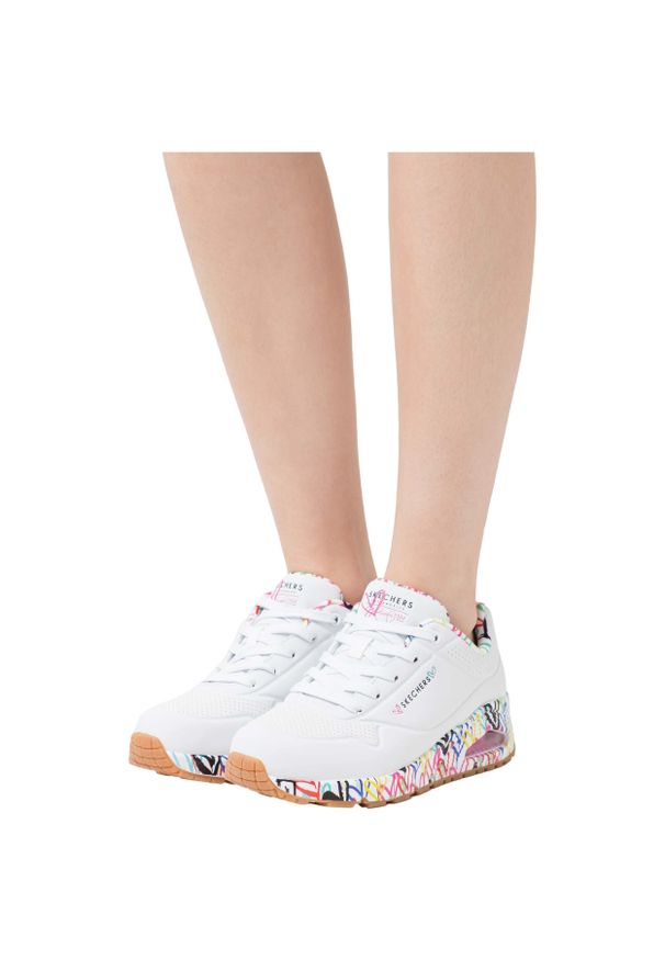 skechers - Buty na co dzień damskie SKECHERS UNO LOVING LOVE zdobienie w serca. Okazja: na co dzień. Kolor: biały, wielokolorowy. Wzór: aplikacja. Model: Skechers Sport. Sport: turystyka piesza