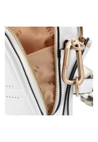 Biała Torebka Hispanitas Elegancka Damska Listonoszka. Kolor: biały. Wzór: aplikacja. Sezon: lato. Materiał: skórzane, z tłoczeniem. Styl: elegancki. Rodzaj torebki: na ramię #7