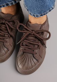 Renee - Brązowe Cyrkoniowe Sneakersy Zdobione Marszczeniem na Nosku Westafera. Kolor: brązowy. Wzór: aplikacja #7