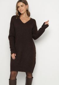 Born2be - Brązowa Dzianinowa Sukienka z Domieszką Wełny o Pudełkowym Kroju Esmerea. Okazja: na co dzień. Typ kołnierza: dekolt w kształcie V. Kolekcja: plus size. Kolor: brązowy. Materiał: dzianina, wełna. Długość rękawa: długi rękaw. Typ sukienki: dla puszystych. Styl: casual, klasyczny #6
