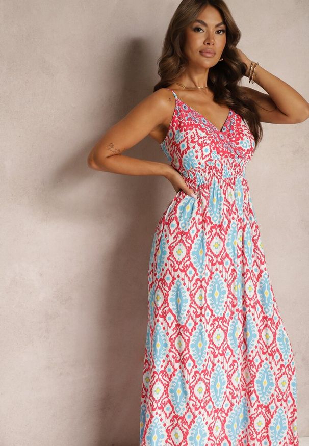 Renee - Czerwono-Niebieska Wiskozowa Sukienka na Ramiączkach z Gumką w Pasie Andadea. Okazja: na spacer, na co dzień. Typ kołnierza: dekolt w kształcie V. Kolor: czerwony. Materiał: wiskoza. Długość rękawa: na ramiączkach. Wzór: aplikacja. Typ sukienki: rozkloszowane. Styl: casual, klasyczny