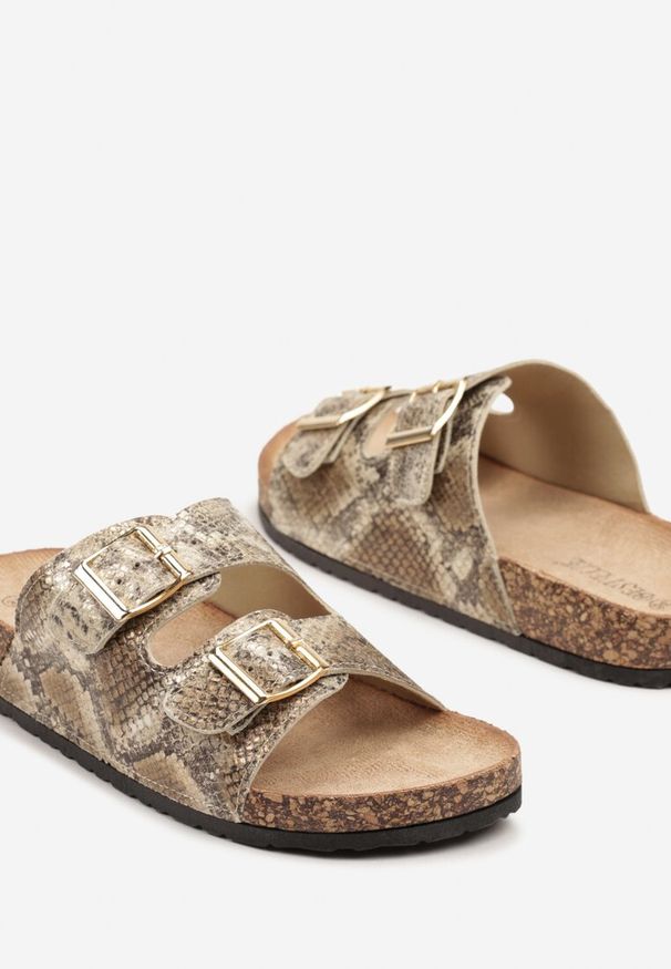 Renee - Złote Klapki na Podeszwie z Imitacji Korka Zdobione Sprzączkami Virlevia. Kolor: złoty. Materiał: jeans. Wzór: aplikacja. Sezon: lato. Styl: boho
