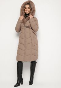 Born2be - Ciemnobeżowa Pikowana Kurtka z Futerkowym Obszyciem i Paskiem Samiria. Okazja: na co dzień, do pracy, na spotkanie biznesowe. Kolor: beżowy. Materiał: poliester, dzianina, jeans, futro. Styl: biznesowy, klasyczny, casual #3