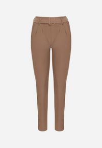 Born2be - Ciemnobeżowe Spodnie z Paskiem z Klamrą Falindea. Okazja: na co dzień. Kolor: beżowy. Styl: casual, sportowy #5