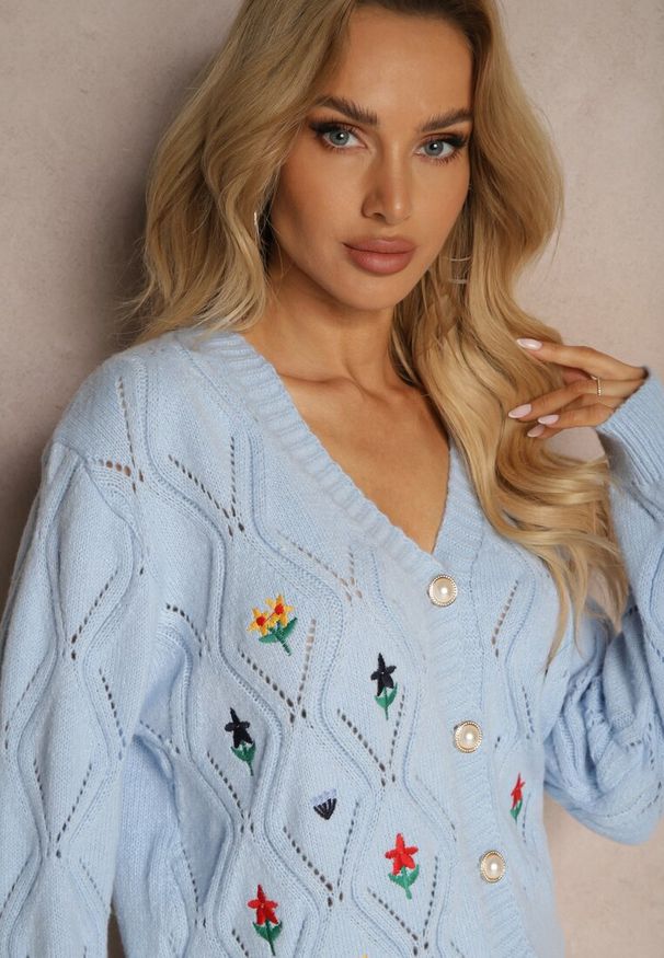 Renee - Jasnoniebieski Kardigan z Dodatkiem Wełny z Naszywkami w Kształcie Kwiatów Gatina. Okazja: na co dzień. Typ kołnierza: dekolt w serek. Kolor: niebieski. Materiał: wełna. Wzór: kwiaty, aplikacja. Styl: casual, elegancki
