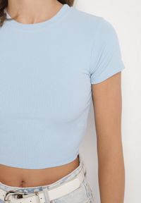 Born2be - Jasnoniebieski T-shirt z Prążkowanego Materiału o Krótkim Kroju Telunna. Okazja: na co dzień, na spotkanie biznesowe. Kolor: niebieski. Materiał: materiał, prążkowany. Długość: krótkie. Styl: biznesowy, klasyczny, elegancki, casual #4