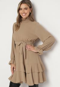 Born2be - Ciemnobeżowa Sukienka z Falbanami i Marszczonym Golfem z Dodatkowym Wiązanym Paskiem Savelina. Okazja: na imprezę. Typ kołnierza: golf. Kolor: beżowy. Typ sukienki: rozkloszowane. Styl: elegancki, klasyczny #1