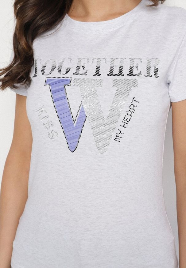 Born2be - Jasnoszary T-shirt z Bawełny Ozdobiony Napisem i Cyrkoniami Raltebis. Okazja: na co dzień. Kolor: szary. Materiał: bawełna. Wzór: napisy, aplikacja. Sezon: lato, wiosna. Styl: klasyczny, casual