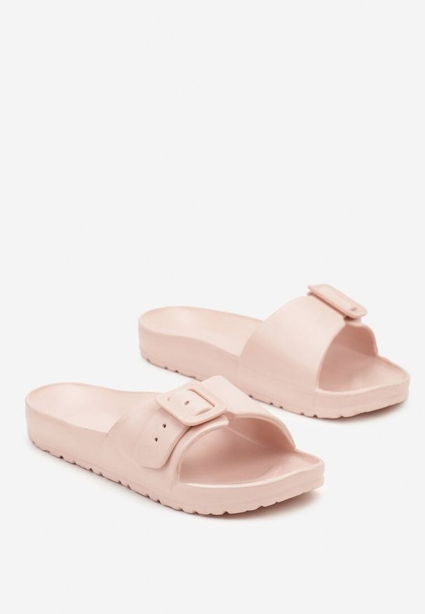 Born2be - Jasnoróżowe Płaskie Piankowe Klapki z Klamerką Nelithia. Okazja: na co dzień. Nosek buta: otwarty. Kolor: różowy. Materiał: guma, jeans. Sezon: lato. Obcas: na obcasie. Styl: elegancki, klasyczny, casual. Wysokość obcasa: niski