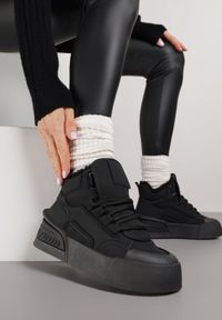 Renee - Czarne Sneakersy z Ociepleniem na Platformie z Tłoczeniem Newedela. Okazja: na co dzień. Kolor: czarny. Materiał: jeans. Obcas: na platformie #1