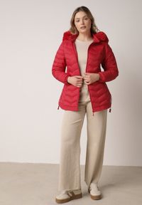 Born2be - Czerwona Pikowana Kurtka Przejściowa z Kapturem i Ściągaczami po Bokach Fezika. Okazja: na spacer, na co dzień. Typ kołnierza: kaptur. Kolor: czerwony. Materiał: futro, poliester, jeans. Styl: casual #2