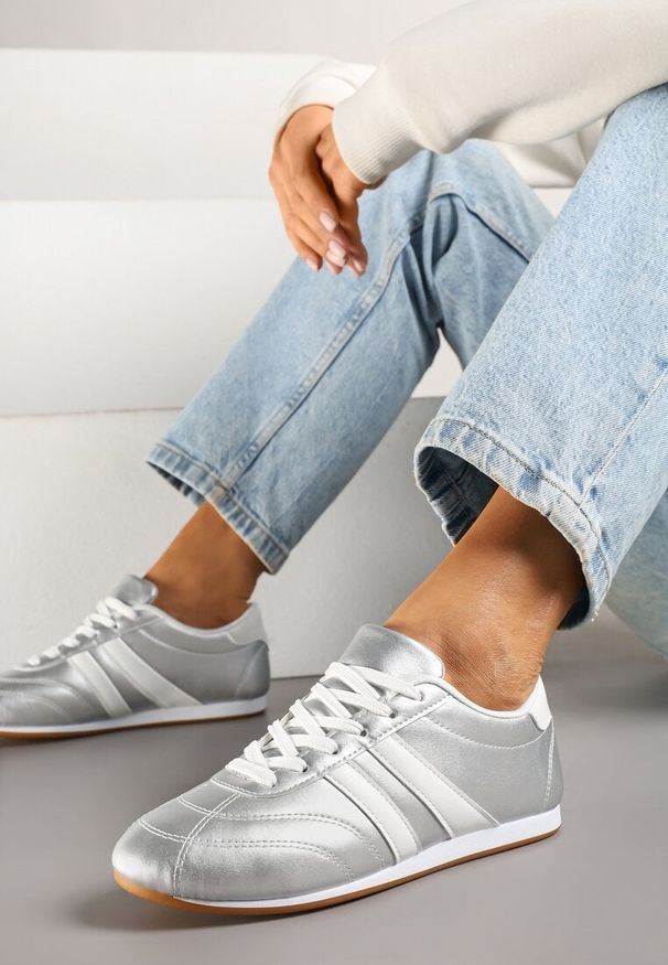 Renee - Srebrno-Białe Sneakersy Typu Tenisówki z Paseczkami Liantina. Okazja: na co dzień. Zapięcie: pasek. Kolor: srebrny. Materiał: jeans. Wzór: paski