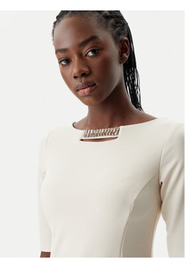 Rinascimento Sukienka koktajlowa CFC0122958003 Beżowy Regular Fit. Kolor: beżowy. Materiał: syntetyk. Styl: wizytowy