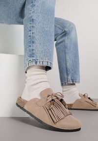 Renee - Ciemnobeżowe Boho Klapki Mule z Imitacji Zamszu z Frędzlami i Koralikami Elwedila. Okazja: na randkę, na plażę, na co dzień. Kolor: beżowy. Materiał: zamsz. Styl: boho #7