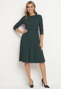 Born2be - Ciemnozielona Rozkloszowana Sukienka z Plisami i Paskiem z Klamrą Lennoria. Okazja: na spotkanie biznesowe, do pracy. Kolor: zielony. Typ sukienki: rozkloszowane. Styl: elegancki, biznesowy #4