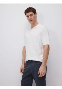Reserved - Sweter polo z wiskozą - biały. Typ kołnierza: polo. Kolor: biały. Materiał: wiskoza #1