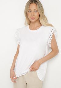 Born2be - Biała Bluzka z Bawełny z Ażurowymi Falbankami Zamiast Rękawów Vodelia. Typ kołnierza: kołnierz z falbankami. Kolor: biały. Materiał: bawełna. Wzór: ażurowy #6