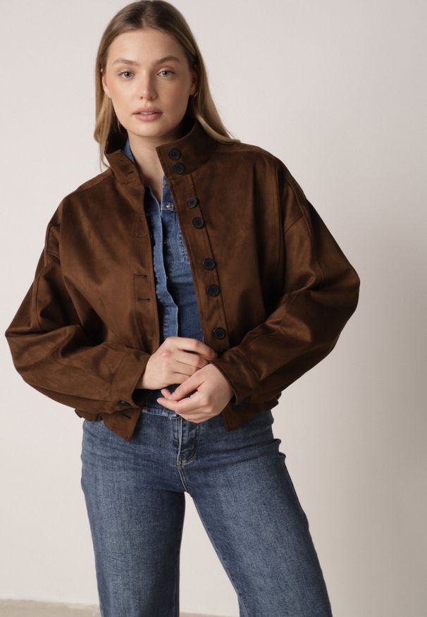 Born2be - Brązowa Kurtka w Stylu Bomberki z Ozdobnymi Guzikami Polimi. Okazja: na co dzień. Kolor: brązowy. Materiał: jeans. Styl: casual