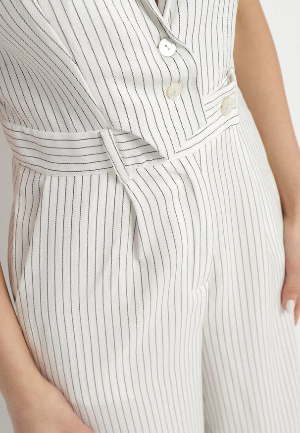 Born2be - Biały Kombinezon w Garniturowym Stylu w Drobne Paski Sarisse. Okazja: na co dzień, na spacer. Kolor: biały. Wzór: paski. Styl: klasyczny, casual, elegancki