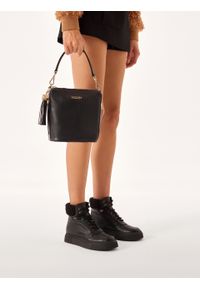 Kazar - Czarna listonoszka na ramię z dwóch rodzajów skór. Kolor: czarny. Dodatki: z breloczkiem. Materiał: lakierowane, skórzane. Styl: elegancki. Rodzaj torebki: na ramię #3