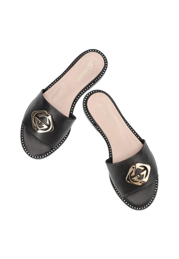 Czarne Klapki Lamanti Skórzane Buty Na Lato. Okazja: na co dzień. Kolor: czarny. Materiał: skóra. Wzór: aplikacja. Sezon: lato. Styl: casual, klasyczny, elegancki