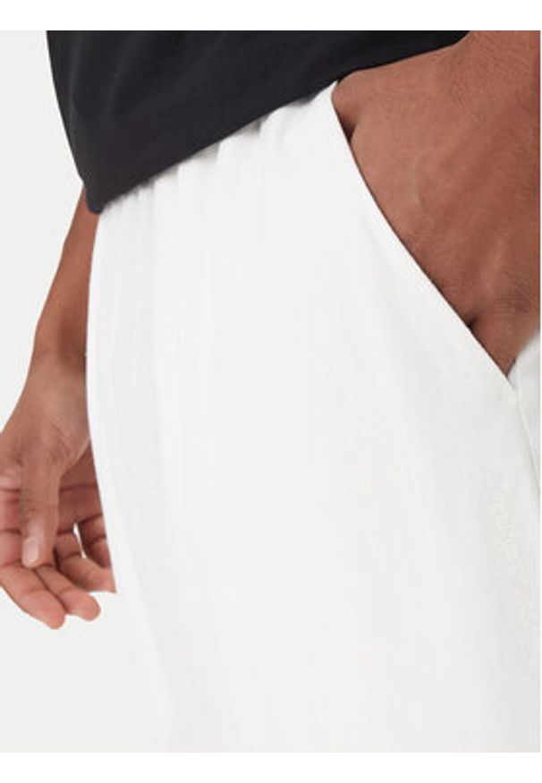 Emporio Armani Spodnie materiałowe EM000586 AF20590 U0002 Biały Regular Fit. Kolor: biały. Materiał: wiskoza