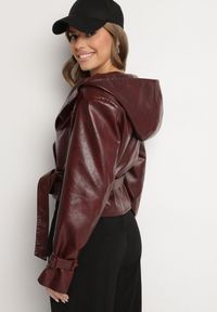 Born2be - Bordowa Krótka Kurtka Typu Trencz z Imitacji Skóry z Kapturem i Wiązanym Paskiem Nilianiela. Okazja: na co dzień. Typ kołnierza: kaptur. Kolor: czerwony. Materiał: skóra. Długość: krótkie. Wzór: paski. Styl: klasyczny, casual, elegancki #7