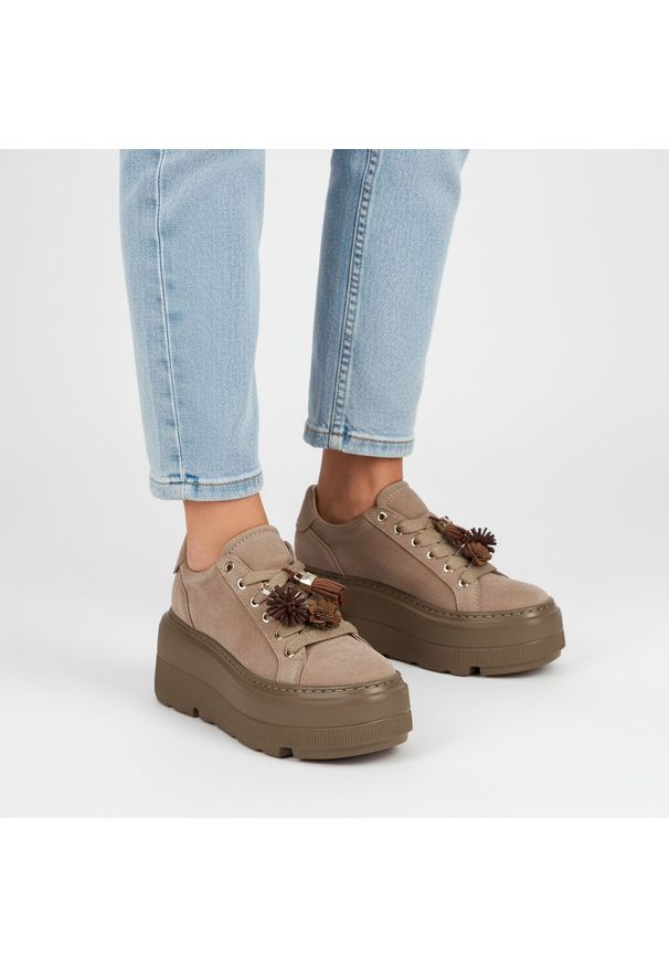 CheBello - Sneakersy damsie Chebello, cholewka ze skóry naturalnej o gładkim wykończeniu z metalowymi przelotkami i sznurowaniem oraz ozdobnymi chwostami, beżow. Okazja: na co dzień. Kolor: beżowy. Materiał: skóra. Szerokość cholewki: normalna. Wzór: gładki. Obcas: na platformie. Styl: casual