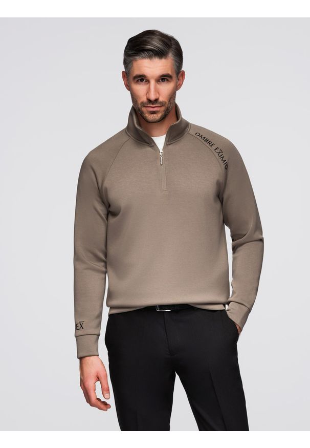 Ombre Clothing - Bluza męska z kontrastowym nadrukiem i rozpinaną wysoką stójką – szarobrązowa V3 - Rozmiar: S. Okazja: na co dzień. Typ kołnierza: kołnierzyk stójkowy. Kolor: brązowy. Materiał: dzianina, wiskoza, poliester, satyna, materiał, elastan. Długość rękawa: raglanowy rękaw. Długość: krótkie. Wzór: nadruk. Styl: casual, elegancki, sportowy