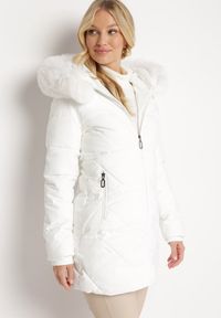 Born2be - Biała Kurtka w Geometryczne Pikowanie z Kapturem i Futerkiem Bellinae. Typ kołnierza: kaptur. Kolor: biały. Materiał: futro. Wzór: geometria #3