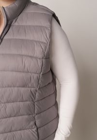 Born2be - Szara Pikowana Kamizelka Przejściowa ze Stójką Edanwen. Typ kołnierza: kołnierzyk stójkowy. Kolekcja: plus size. Kolor: szary. Materiał: jeans, nylon. Styl: klasyczny #3