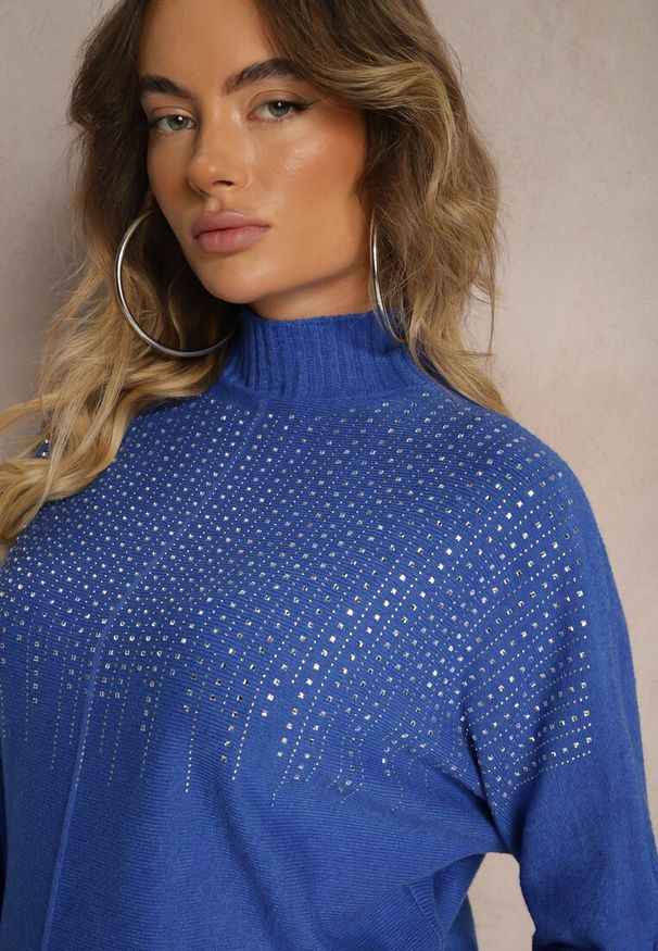 Renee - Niebieski Golf o Kroju Oversize z Eleganckim Cyrkoniowym Zdobieniem przy Dekolcie Melirra. Typ kołnierza: golf. Kolor: niebieski. Wzór: aplikacja. Sezon: zima. Styl: elegancki