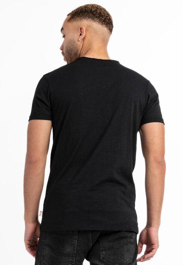 Koszulka Lonsdale Stanydale. Typ kołnierza: dekolt w serek. Kolor: czerwony, wielokolorowy, czarny