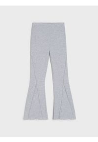 Sinsay - Prążkowane spodnie flare - szary. Kolor: szary. Materiał: prążkowany #1