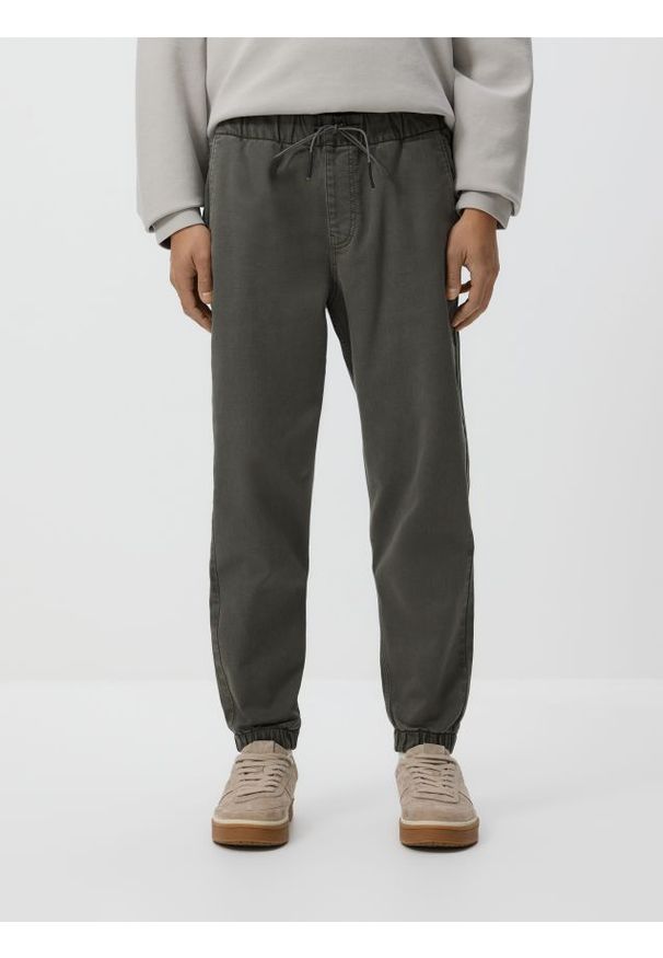 Reserved - Jeansy jogger fit - zielony. Kolor: zielony