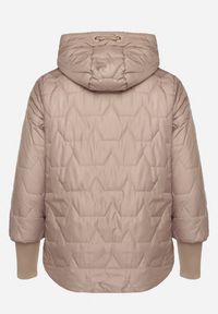 Born2be - Ciemnobeżowa Pikowana Kurtka z Kapturem i Przedłużonym Tyłem Tulunia. Okazja: na spacer. Typ kołnierza: kaptur. Kolekcja: plus size. Kolor: beżowy. Materiał: jeans. Wzór: aplikacja. Styl: elegancki #6