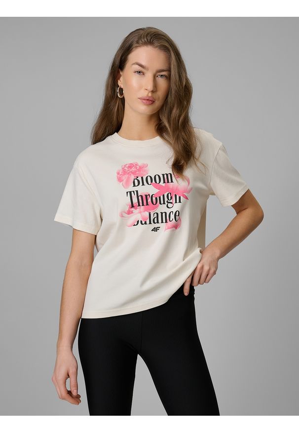 4f - 4F T-shirt regular z nadrukiem damski - beżowy XS. Okazja: na co dzień. Kolor: beżowy. Materiał: dzianina, skóra, materiał. Wzór: nadruk. Styl: casual, sportowy